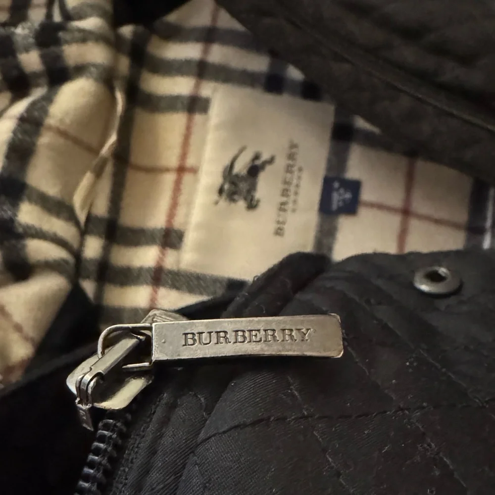 Authentic Burberry Black Quilted Raccoon Fur Hood Cinch Waist Jacket Small‎